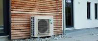 klimatechnik-daikin-klimaanlage-vor-einer-fassade-mit-k&auml;ltemittel-r32